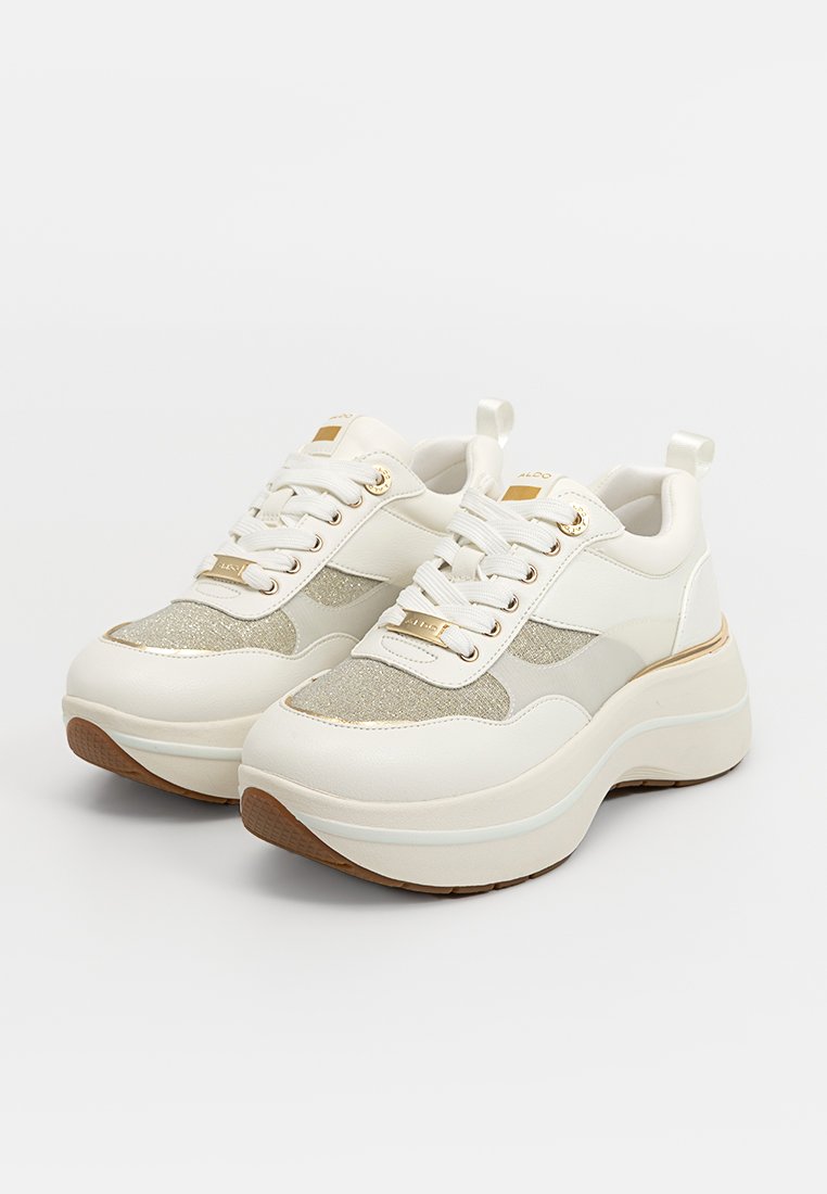 Sneaker platform bianchi con accenti glitter a trama, pelle liscia e suola chiara. Presentano un design con lacci e dettagli dorati.