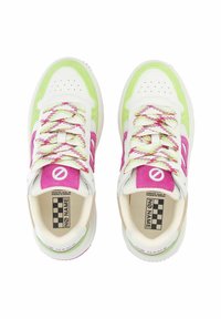 Sneakers basse bianche e verdi con accenti rosa, tessuto testurizzato, lacci a fantasia e un logo a scacchi sulla linguetta.