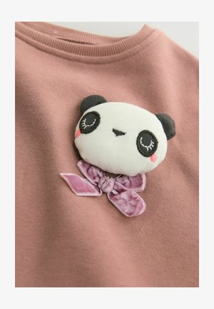 Tricou din material roz, având un aplicat din pluș în formă de panda, cu urechi negre și detalii brodate, împodobit cu o fundă texturată violet.