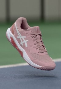 Helle rosa Sportliche Schuhe mit Obermaterial aus Mesh, weißen Akzenten und strukturiertem Sohlen. Verfügt über eine abgerundete Zehenpartie und Schnürdesign, ideal für den Sport.