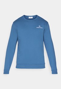 Sudadera azul hecha de tejido suave, con cuello redondo, mangas largas y un pequeño logo en el pecho. Puños y dobladillo acanalados.