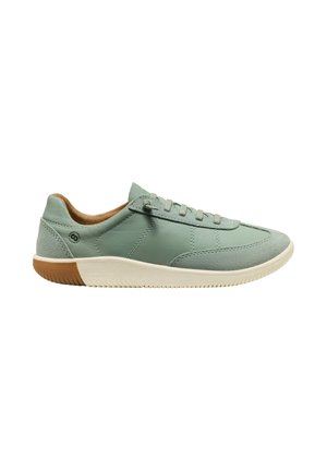 Niedriger grüner Leder- und Wildledersneaker mit beiger Sohle und braunem Profil, Schnürverschluss und gepolstertem Knöchelkragen.