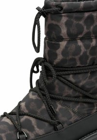 Snemand sko med leopardprint, polstret og struktureret overdel; sorte snørebånd og øjer; gummisål til godt greb.