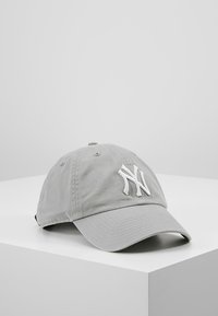 Gray cotton baseball cap with white embroidered New York logo, featuring a curved brim and adjustable strap at the back.