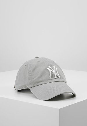 Graue Baumwoll-Baseballmütze mit eingewebtem weißen New York-Logo, mit gebogenem Schirm und verstellbarem Riemen auf der Rückseite.