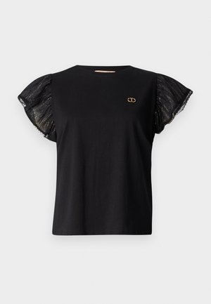 Zwarte t-shirt met korte, doorschijnende, gerafelde mouwen en een subtiel metallic patroon, met een klein gouden logo op de borst.