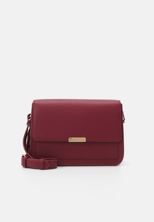 Sac bandoulière rectangulaire bordeaux avec fermeture à rabat et petite boucle rectangulaire dorée, présenté sur un fond blanc uni.