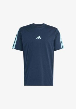 Marineblaues T-Shirt mit kurzen Ärmeln, hellblauem Adidas-Logo auf der Brust und zwei hellblauen Streifen, die jeweils den Ärmel hinunterlaufen.