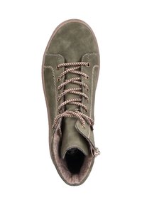 Bottine en suede verte avec des lacets tressés marron, col rembourré et doublure intérieure douce. Semelle en caoutchouc plate et couture détaillée sur les côtés.