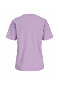 Απαλή λιλά κοντομάνικη μπλούζα από βαμβάκι, με στρογγυλή λαιμόκοψη και απλό σχέδιο χωρίς ορατά μοτίβα ή διακοσμητικά στοιχεία.