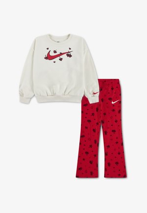 Weißer Pullover mit rotem Herz- und Nike-Logo-Design; rote Hose mit schwarzen Herzmustern und Nike-Logo; weicher, dehnbarer Stoff, lässige Passform.