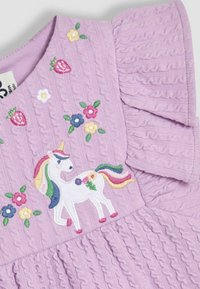 Lila pletena haljina s volanima, izvezenom jednorogom, jagodama i cvjetnim detaljima u živahnim bojama.