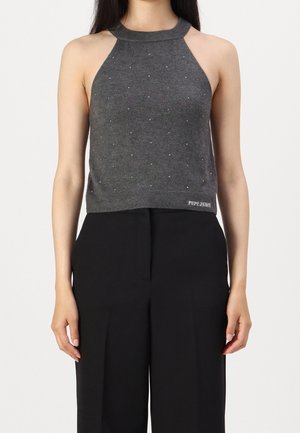 Top corto grigio con collo all'americana e design aderente, caratterizzato da piccole perline sparse sulla stoffa. Abbinato a pantaloni neri a vita alta.