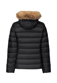 Chaqueta acolchada negra que presenta una capucha con ribete de piel sintética, un diseño acolchado horizontal y un acabado suave. Sin detalles de hardware visibles.