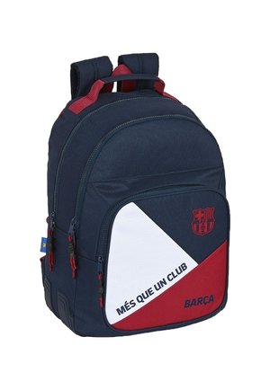 Zaino blu navy con tasca anteriore rossa e bianca, logo del FC Barcelona e testo "MÉS QUE UN CLUB" e "BARÇA" sulla tasca anteriore.