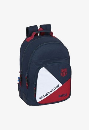 Sac à dos bleu marine avec une poche avant rouge et blanche, logo du FC Barcelone, et le texte "MÉS QUE UN CLUB" et "BARÇA" sur la poche avant.