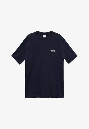 Tmavomodrá bavlnená tričko s okrúhlym výstrihom, krátkymi rukávmi a bielou potlačou "1972" na ľavej strane hrude. Hladká textúra.
