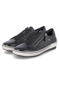 Sneaker nere in pelle con superficie testurizzata, design classico con lacci, dettaglio in zip argentata e suola in gomma a strisce. Nessun logo visibile.