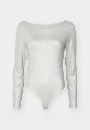 Ezüst, hosszú ujjú body, hajónyakkal, csillogó, rugalmas anyagból készült, testhezálló szabással és tanga aljjal.