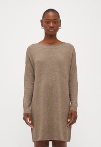 Vestido de malha castanho, com mangas longas, decote barco e bainha canelada. Textura suave e caimento descontraído, atingindo o comprimento até a metade da coxa.