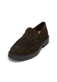 Bruine suede loafer met een licht afgeronde neus, voorzien van een zadel-detail en gestikte accenten. De rubberen zool biedt grip en duurzaamheid.
