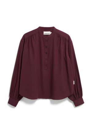 Langarmshirt in dunklem Burgunderrot, mit rundem Kragen, Knopfverschluss und gefältelten Details an den Schultern sowie schmal zulaufenden Ärmelabschlüssen.