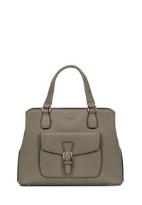 Borsa in pelle grigia con forma strutturata, doppio manico superiore, tasca frontale con dettaglio a fibbia e accenti di cucitura a contrasto.