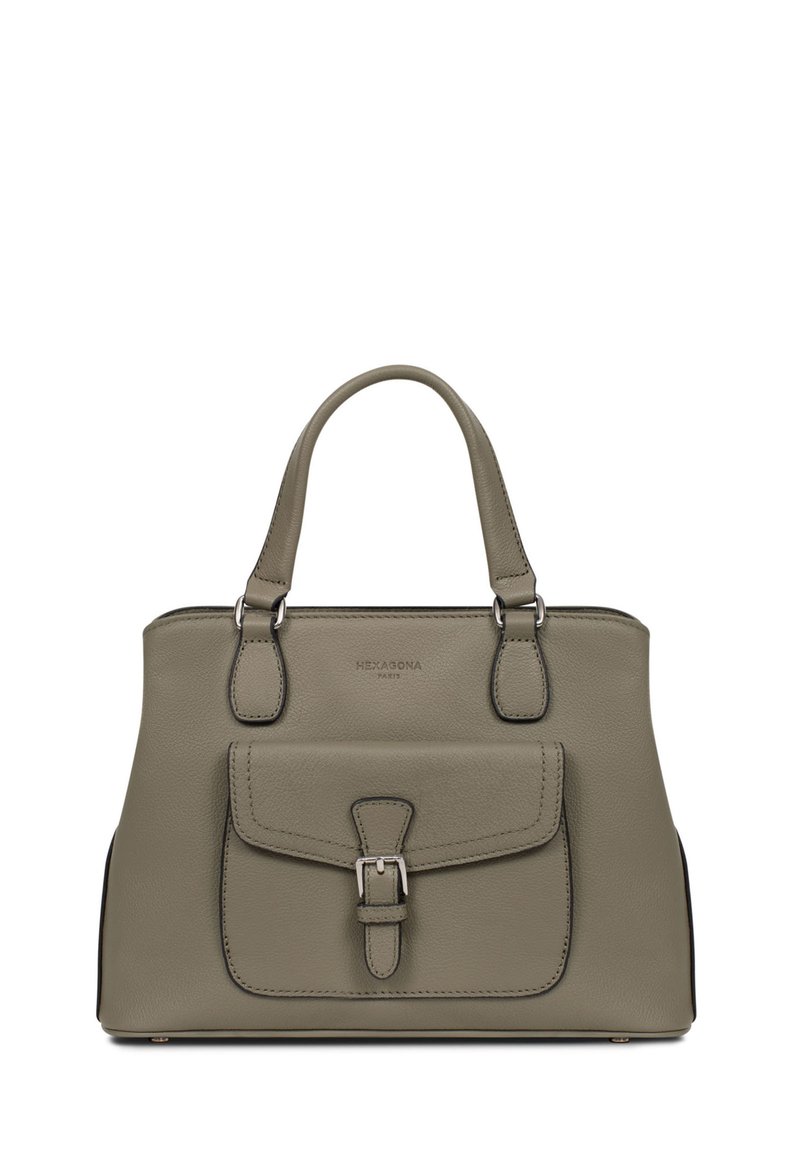 Borsa in pelle grigia con forma strutturata, doppio manico superiore, tasca frontale con dettaglio a fibbia e accenti di cucitura a contrasto.