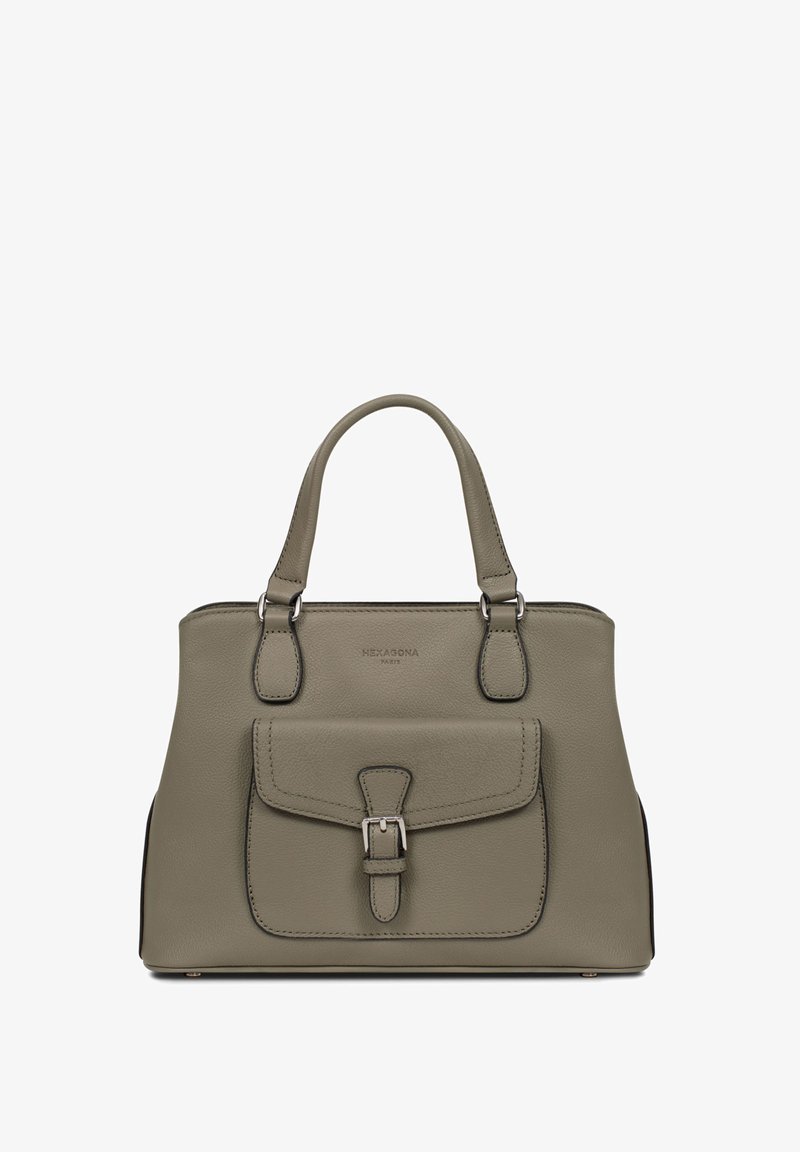 Sac à main en cuir gris avec une forme structurée, deux poignées supérieures, une poche avant avec détail de boucle et des accents de couture contrastés.