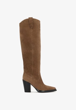 Stivale da ginocchio in suede marrone con punta quadrata, upper testurizzato e tacco spesso nero. Presenta un distintivo accento cucito.