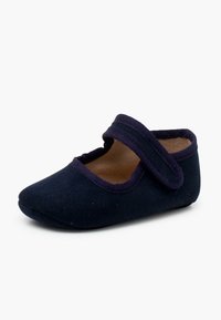 Chausson en tissu bleu marine avec un bout arrondi, une bande élastique sur le dessus et une doublure intérieure douce pour le confort. Pas de motifs ni de matériel visible.