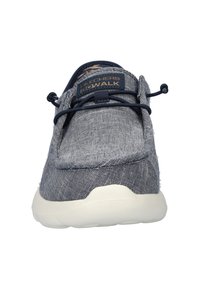 Zapatos Skechers GOwalk, con un upper de tejido en tonos azul marino y gris, suela blanda, cordones en el frente y un cuello acolchado para mayor comodidad.