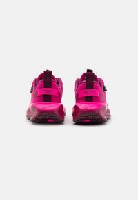 Chaussures Nike Infinity Run avec une palette de couleurs rose et marron foncé, dotées d'un dessus texturé, d'une languette à l'arrière et d'une semelle extérieure à motifs.