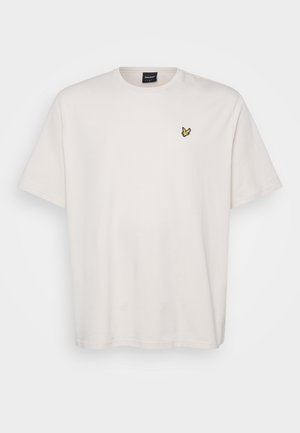 Tricou alb din bumbac cu mâneci scurte, având un mic logo cu o pasăre galbenă pe pieptul stâng. Design simplu și clasic.