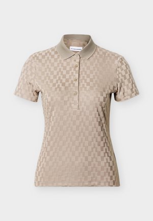 Polo beige à manches courtes avec un motif géométrique subtil et quatre boutons sur le devant.