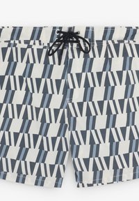 Trunchi de înot din material alb, cu un model geometric albastru și bleumarin, dotat cu un sistem de strângere în talie și buzunare laterale. Material ușor.