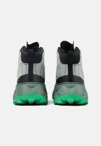 Hoge sportieve schoenen met een grijze mesh bovenkant, zwarte accenten en een groene rubberen zool. Heeft een gestructureerd ontwerp en een trekhaak.