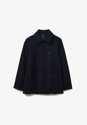 Marineblauwe wollen peacoat met dubbele rij knopen, twee opgestikte voorzakken en een reverskraag met inkeping. Soepele textuur, getailleerde pasvorm.