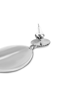 Orecchino in metallo argento con pendente a goccia ovale lucido e chiusura a perno. La superficie riflette la luce, mettendo in evidenza la sua consistenza liscia.