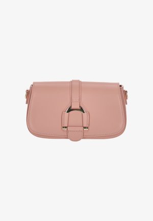 Rózsaszín műbőr keresztpántos táska sima felülettel, lehajtható fedőrésszel, aranyszínű fémalkatrészekkel és előoldalon jól látható csattal.