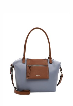 Sac fourre-tout gris avec des accents marron, doté d'une poche zippée à l'avant, de poignées doubles et d'une bandoulière amovible. Texture lisse et design structuré.