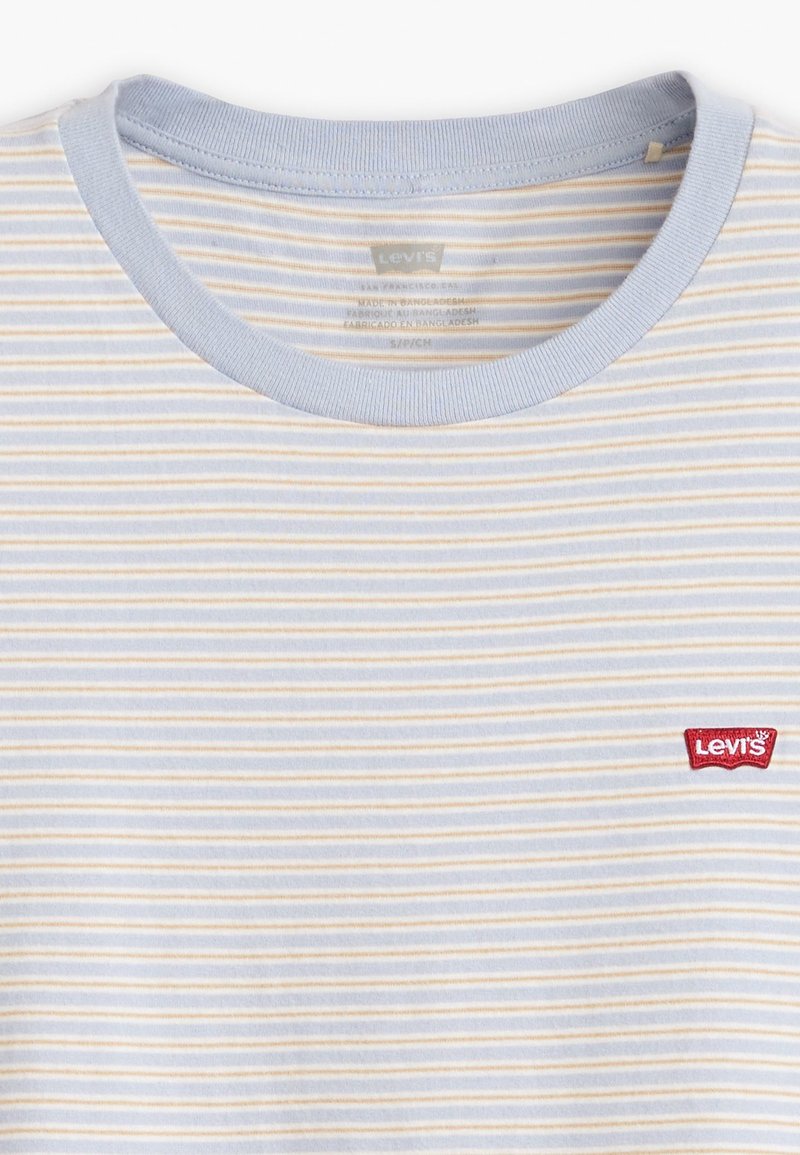 Hellblaues T-Shirt mit horizontalen Streifen in blassgelb. Rundhalsausschnitt und ein rotes Levi's-Logo-Tag auf der Brust. Weiche Stofftextur.
