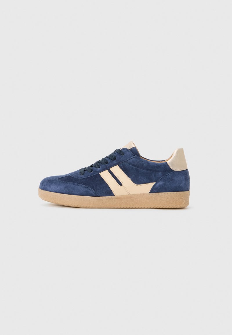 Marineblå suede sneakers med beige detaljer, med avrundet tå, flate snørebånd og en strukturet beige gummisåle. Klassisk atletisk design.