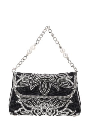 Pochette de soirée noire avec broderie florale en perles argentées, bandoulière chaîne argentée et grands accents de perles sur la poignée.
