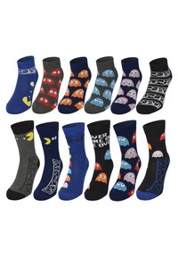 Dodici paia di calzini con vari colori e design ispirati a Pac-Man. I materiali sono misti cotone. I motivi includono fantasmi e icone.