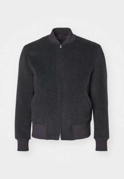 Chaqueta bomber de mezcla de lana en gris oscuro, con cierre de cremallera, cuello, puños y dobladillo acanalados. Presenta una textura suave y un diseño estilizado.