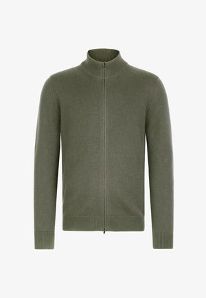 Pull zippé vert olive avec un col montant côtelé, des manches longues et des ourlets côtelés. Confectionné dans un tissu doux et texturé, présentant un design élégant.