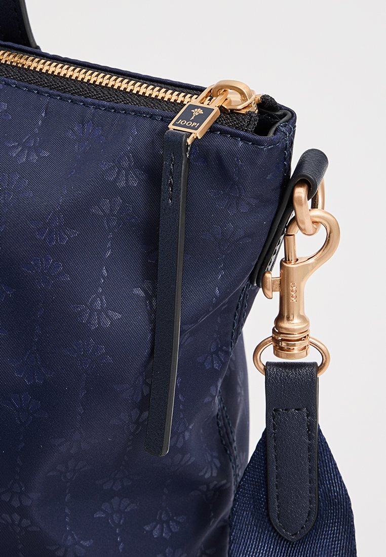 Handtasche aus Navy-Stoff mit floralem Prägungsmuster, Hardware in Goldfarbe, Reißverschluss und abnehmbaren Trageriemen. Textiles und strapazierfähiges Material.