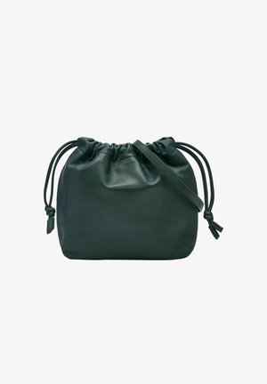 Groene leren trekkoordtas met een gestructureerde afwerking, met een ronde vorm en een dunne schouderband. Logo is gedrukt op de voorkant.