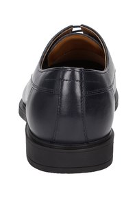 Scarpe in pelle blu scuro con una finitura liscia, punta arrotondata e suola in gomma nera. Presentano un dettaglio di cucitura sul retro.